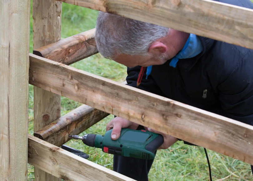 fence-erector-drilling-a-screw-into-a-timber-fence-panel (1)